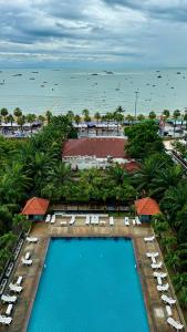 una vista aerea di un resort con piscina e sedie di View talay 6 Pattaya by Starry Sky a Centro di Pattaya