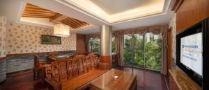 A television and/or entertainment centre at Wyndham Grand Plaza Royale Jiuzhaigou