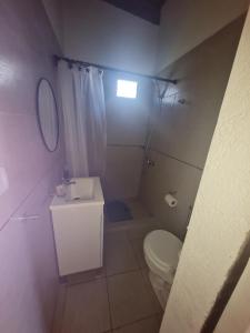 ein weißes Badezimmer mit Toilette und Waschbecken in der Unterkunft Dálet in Villa Parque Siquiman + 7 Fotos