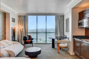Ruang duduk di Amber Crest at The MGM Signature Tower 3