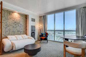 Ruang duduk di Amber Crest at The MGM Signature Tower 3