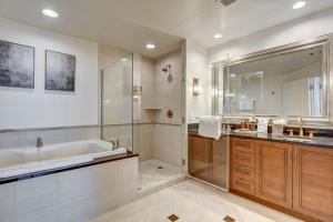 Bilik mandi di Amber Crest at The MGM Signature Tower 3