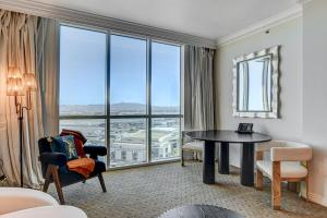 Ruang duduk di Amber Crest at The MGM Signature Tower 3
