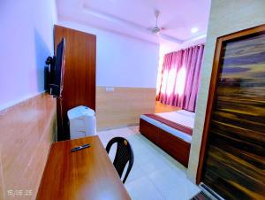 Hotel Yolo- Chandigarh的电视和/或娱乐中心