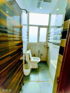 Hotel Yolo- Chandigarh的一间浴室