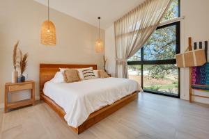 Postel nebo postele na pokoji v ubytování The Bungalows #7 - Boutique Hotel in Flamingo Beach - Ground Level Studio + 35 fotografií