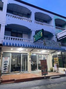 Budova, kde se penzion nachází + 16 fotografií