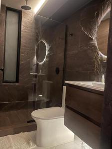 a bathroom with a shower and a toilet and a sink at Tarapoto Relax or Work Nomad Wifi Starlink in Morales