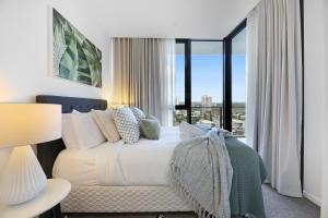 Ένα ή περισσότερα κρεβάτια σε δωμάτιο στο Surfers Paradise 2-Bed Flat with Luxury Amenities