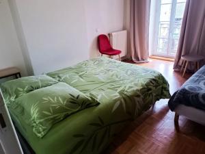 Łóżko lub łóżka w pokoju w obiekcie CAP NATURE - T3 et T4 en Périgord vert - Idéal PROS et GROUPES MAX 18P