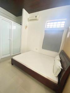 une petite chambre avec un lit et une fenêtre dans l'établissement Minh Anh Homestay Huế, à Ấp Long Hồ Hạ