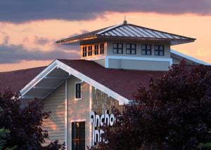 ein Haus mit einem Turm darüber in der Unterkunft Anchorage Inn and Suites in Portsmouth