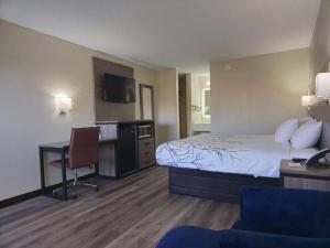 エリザベスタウンにあるAmericas Best Value Inn Elizabethtownのベッドと机があるホテルの部屋 +25枚の写真