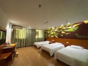 Vatica JiangsuJianguo Road Xuanwu Market Hotel في سوزهو: غرفة فندقية بسريرين وتلفزيون +223 صورة