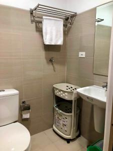 马尼拉La Vie Riche Holiday Homes - Cozy 1BR Apartment near MOA的带马桶和水槽的浴室