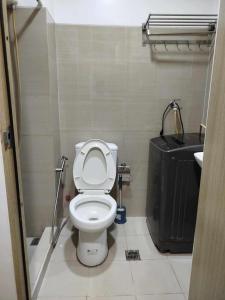 La Vie Riche Holiday Homes - Cozy 1BR Apartment near MOA的一间浴室