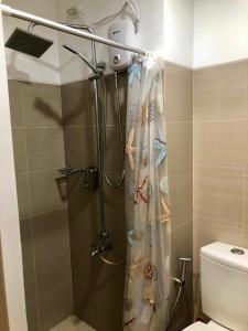 La Vie Riche Holiday Homes - Cozy 1BR Apartment near MOA的一间浴室
