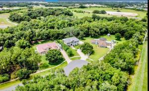 eine Luftaufnahme eines Hauses mit Garten und Bäumen in der Unterkunft Amazing Waterfront Apt near Disney and Lake Tohoa in Kissimmee