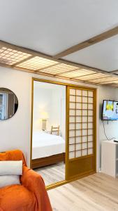 Zimmer mit einem Bett, einem TV und einem Sofa in der Unterkunft Amazing Waterfront Apt near Disney and Lake Tohoa in Kissimmee