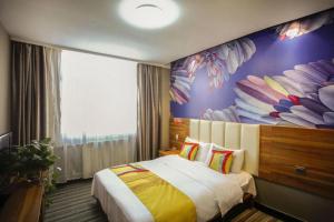 een hotelkamer met een bed en een schilderij van surfplanken bij PAI Hotel Huayin Huashan Mountain Scenic Spot Ancient Street in Huayin