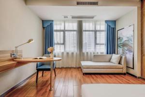 a living room with a table and a couch at Borrman Hotel Fangchenggang High-speed Railway North Station Crystal International in Fangcheng +219 photos