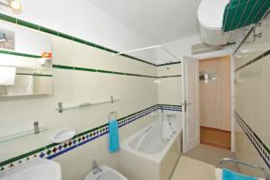 Un baño con bañera, inodoro y lavabo. en Los claveles, en Almuñécar 12 fotos más