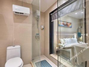 ein Badezimmer mit Toilette und Dusche in der Unterkunft City Comfort Inn Liuzhou Baisha Bus Station Shengli Barbecue City in Liuzhou + 166 Fotos