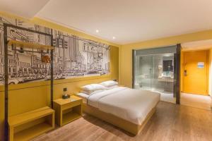 a hotel room with a bed and a painting on the wall at City Comfort Inn Nanning Jianzheng Road Food Street in Nanning +179 photos