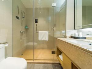 une salle de bain avec une douche, des toilettes et un lavabo dans l'établissement City Comfort Inn Qingyuan Yingde Heping North Road, à Yingde 95 autres photos