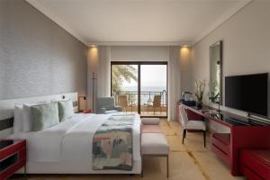 Un televizor și/sau centru de divertisment la Kempinski Hotel Ishtar Dead Sea
