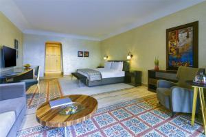 Un televizor și/sau centru de divertisment la Kempinski Hotel Ishtar Dead Sea