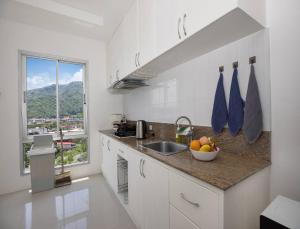 Köök või kööginurk majutusasutuses Exclusive 3BR Oceanview Kata Penthouse - Pasifora