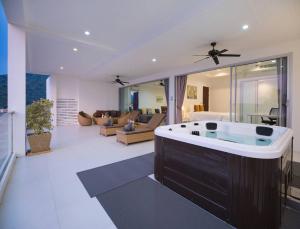 Istumisnurk majutusasutuses Exclusive 3BR Oceanview Kata Penthouse - Pasifora