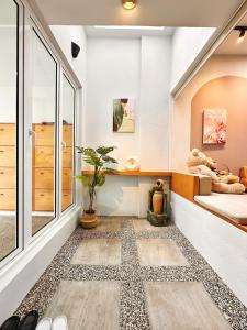 スレンバンにある熊梦 Bear story Guest house 5min aeons2 4r3b 12PAXの星模様のような床の部屋