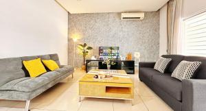 スレンバンにある熊梦 Bear story Guest house 5min aeons2 4r3b 12PAXのソファとコーヒーテーブルのあるリビングルーム