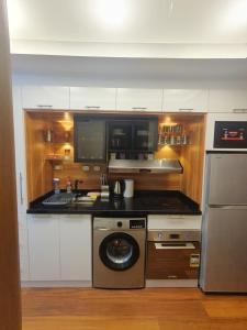 ハルガダにあるluxury apartment with sea viewのキッチン(洗濯機、食器洗い機付)