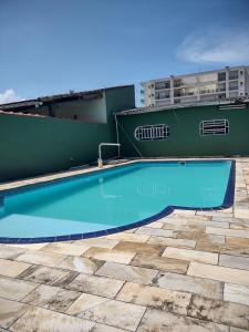 a swimming pool on top of a building at Casa com piscina em Bertioga in Bertioga