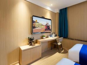 北京Super 8 Hotel Beijing South Railway Station Majiabao Metro Station的配有电视和床的酒店客房