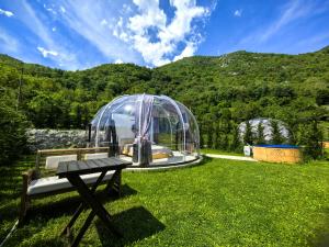 Příroda nedaleko luxury tent