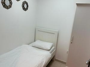 Ένα ή περισσότερα κρεβάτια σε δωμάτιο στο PRIME LOCATION 3 Bedroom Beach Front (Side View)