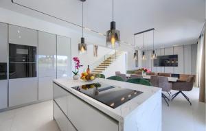 une cuisine blanche avec salle à manger et salon dans l'établissement 3 Bedroom Cozy Home In Nedescina, à Nedeščina