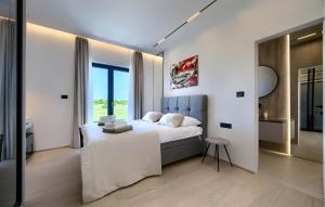 une chambre avec un lit et une grande fenêtre dans l'établissement 3 Bedroom Cozy Home In Nedescina, à Nedeščina