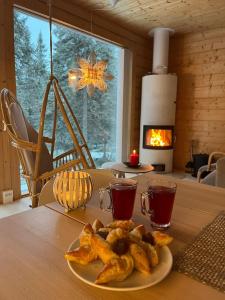 un plato de comida en una mesa con chimenea en Villa Huikonen, en Syöte 41 fotos más