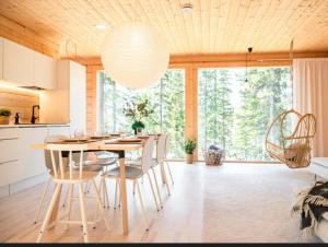 a kitchen and dining room with a table and chairs at Villa Huikonen in Syöte