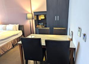 Rúm í herbergi á Jing Guan Hotel