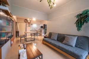 久留米市セカンド-privatespace Second-的带沙发和桌子的客厅