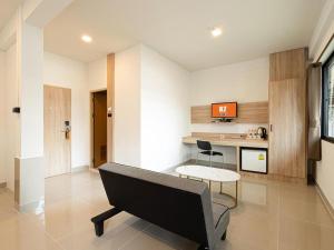 un soggiorno con un divano e un tavolo di B2 Phayao Boutique & Budget Hotel a Phayao