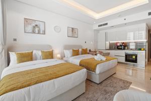Ein Bett oder Betten in einem Zimmer der Unterkunft Chalet Homes - LUX New Studio With 2 Double Beds in Downtown Dubai