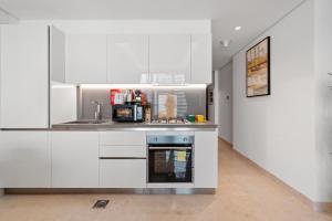 Küche/Küchenzeile in der Unterkunft Chalet Homes - LUX New Studio With 2 Double Beds in Downtown Dubai