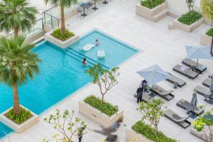 Der Swimmingpool an oder in der Nähe von Chalet Homes - LUX New Studio With 2 Double Beds in Downtown Dubai
